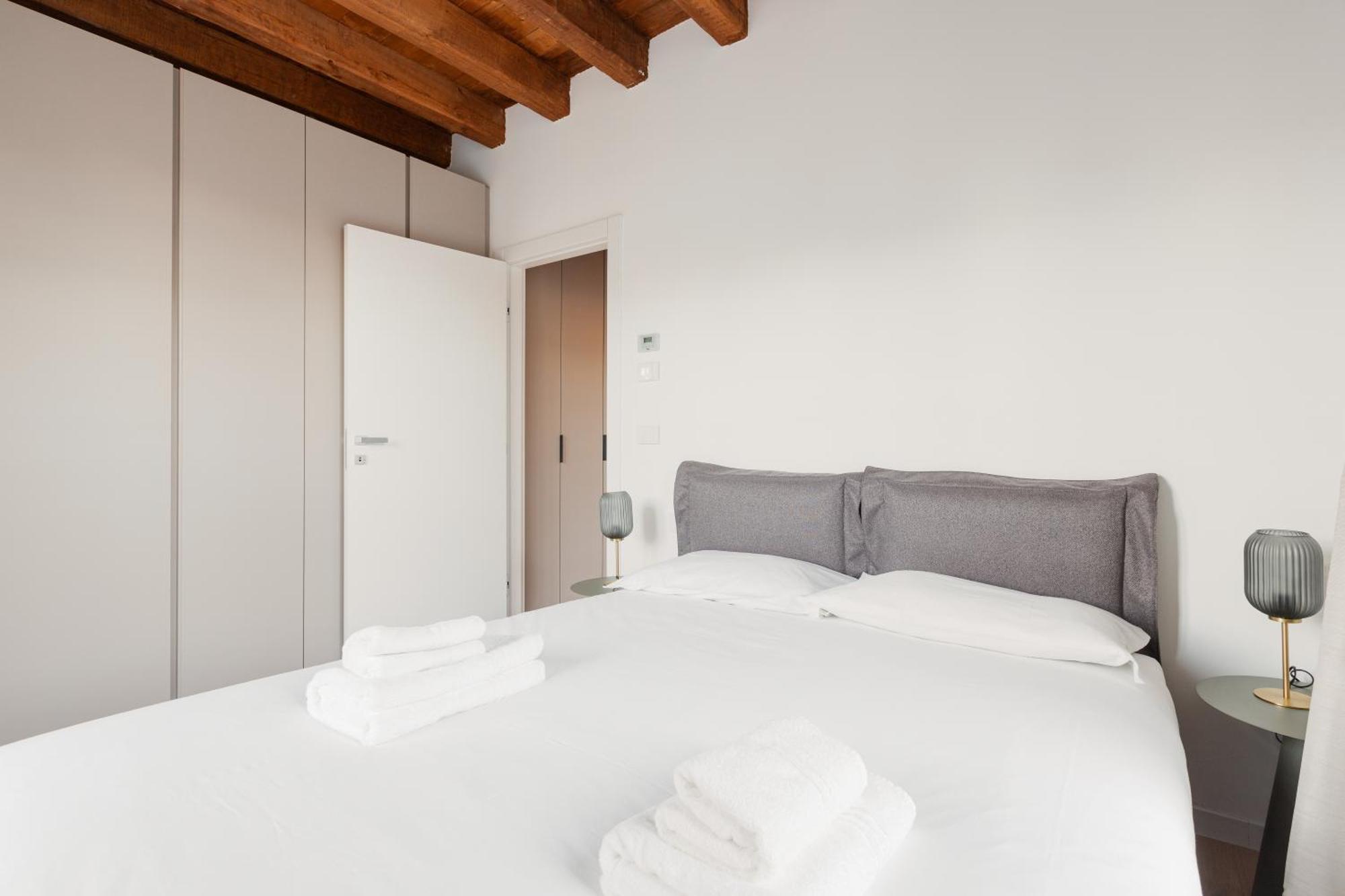 Modern Apartment In Milan With Balcony Exterior foto